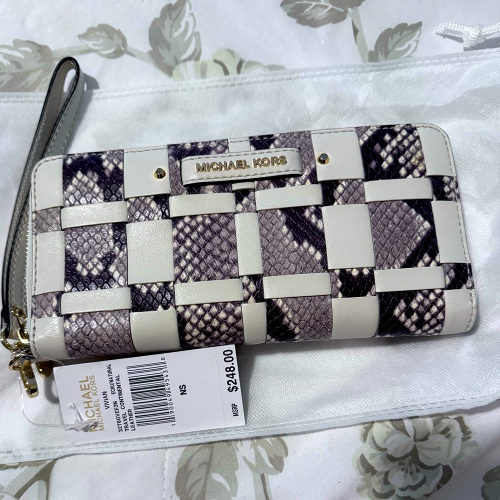 *RARE* Michael Kors Vivian Travel Continental Wallet *NEW